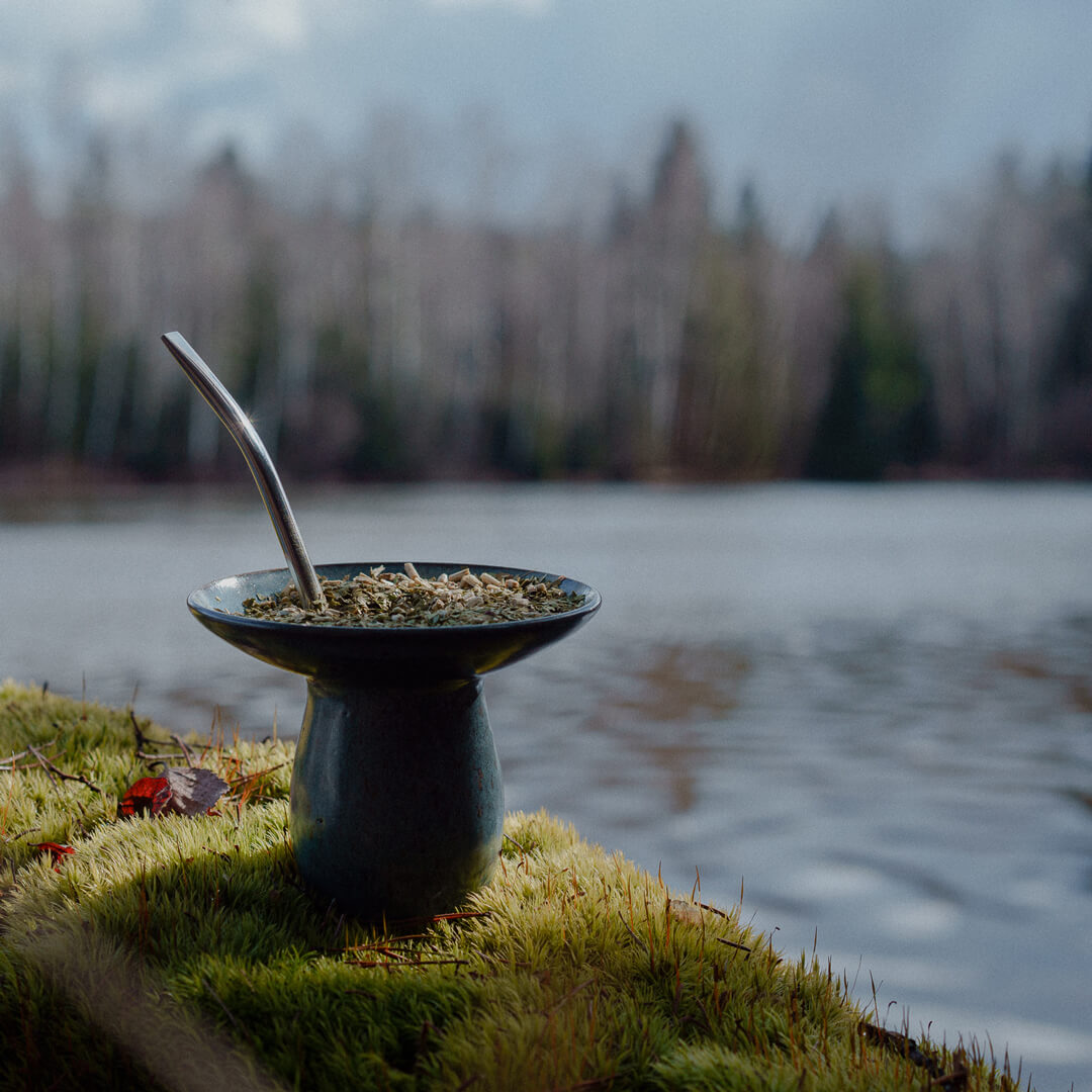 Cuia mit Mate Tee am See